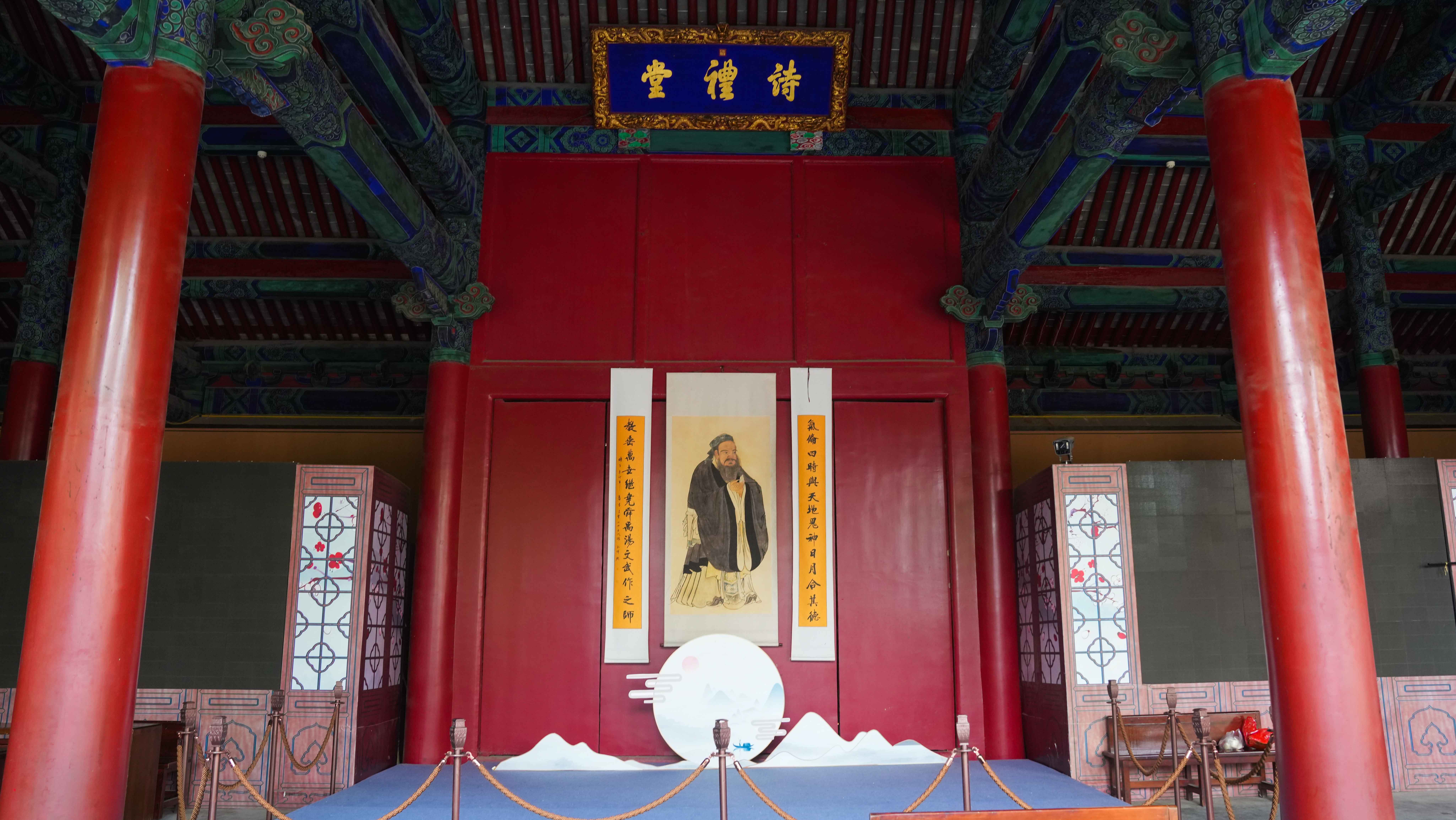 Attendees at 10th Nishan Forum visit Qufu's renowned Confucian Temple