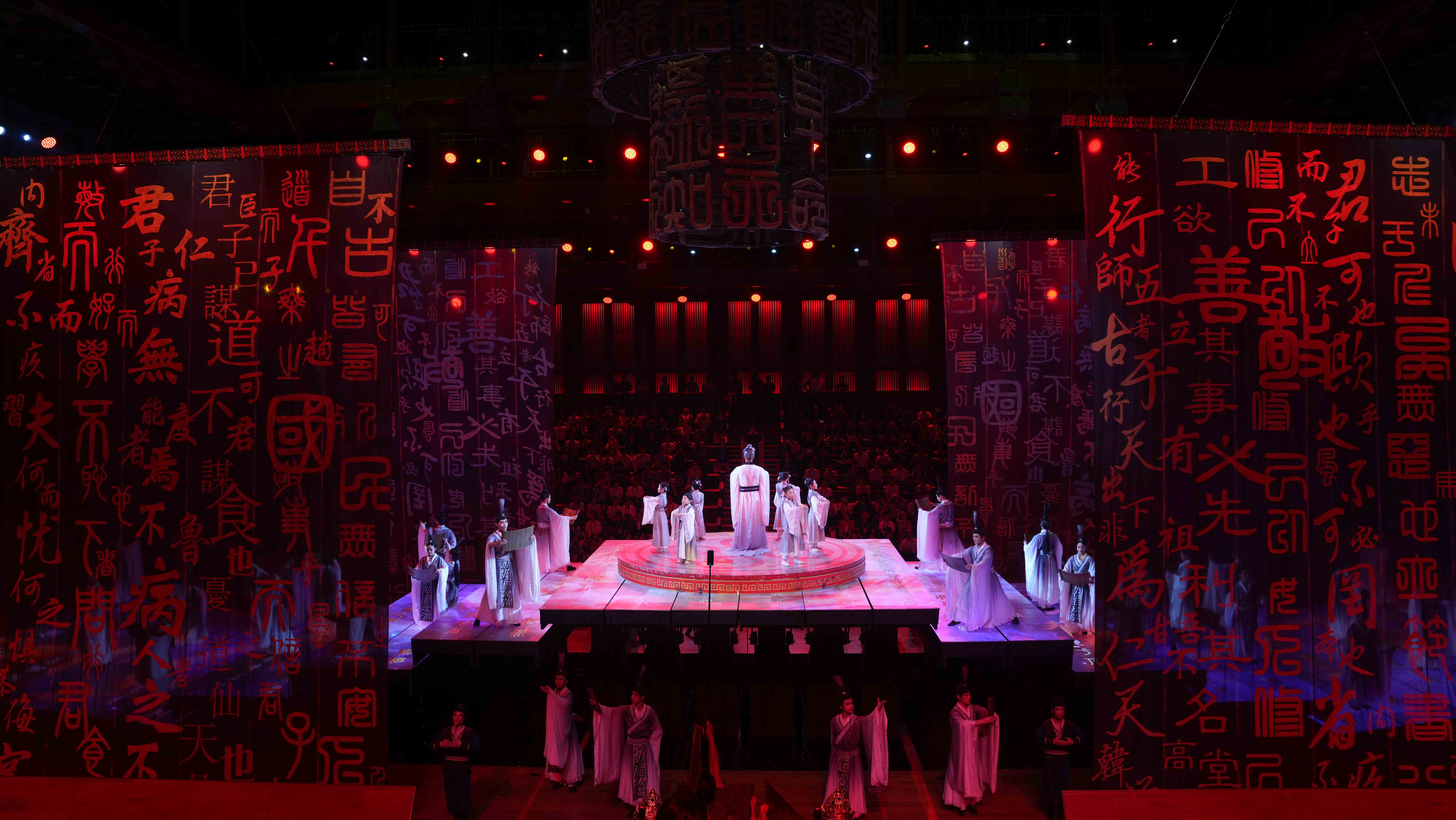 Immerse in the spectacle of 'Jinshengyuzhen' show