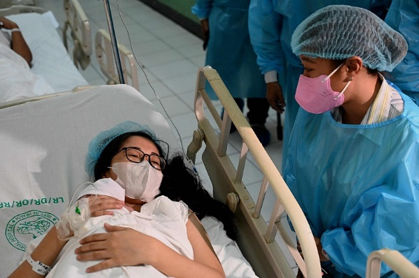 A medical staff talks to the mother of a baby born on New Year's Day at a maternity hospital in Manila, the Philippines, January 1, 2023. /CFP