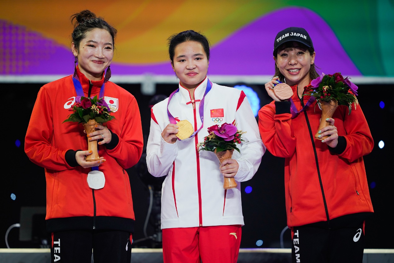 China's Liu Qingyi (C) displays her gold medal after winning the women's breaking final at the 19th Asian Games in Hangzhou, China, October 7, 2023. /CFP