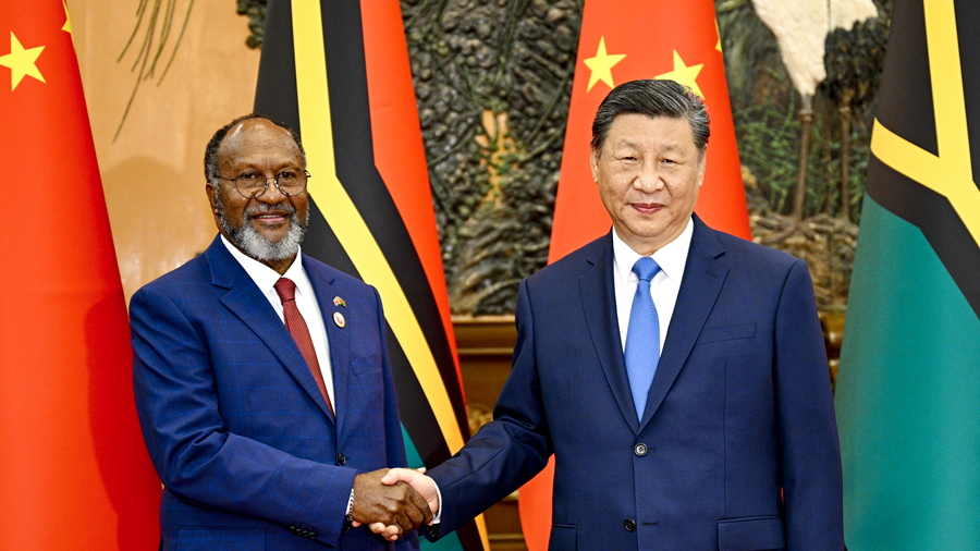 Chinese President Xi Jinping (R) shakes hands with Vanuatu's Prime Minister, Charlot Salwai, in Beijing, China, July 12, 2024. /Xinhua
