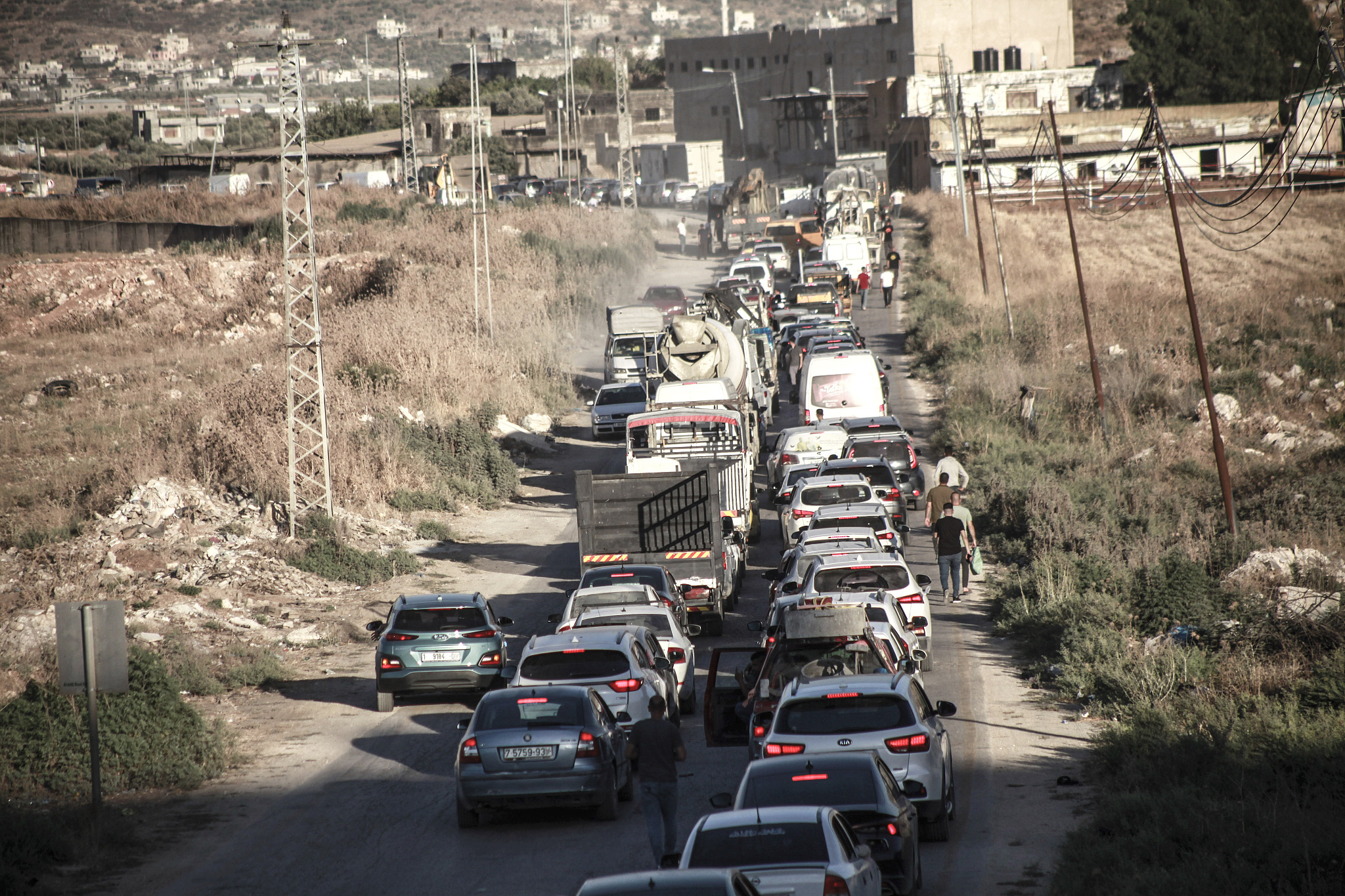 A queue of Palestinian vehicles waits at the Beit Furik checkpoint, east of Nablus in the West Bank, after it was closed by the Israeli military, July 11, 2024. /CFP 
