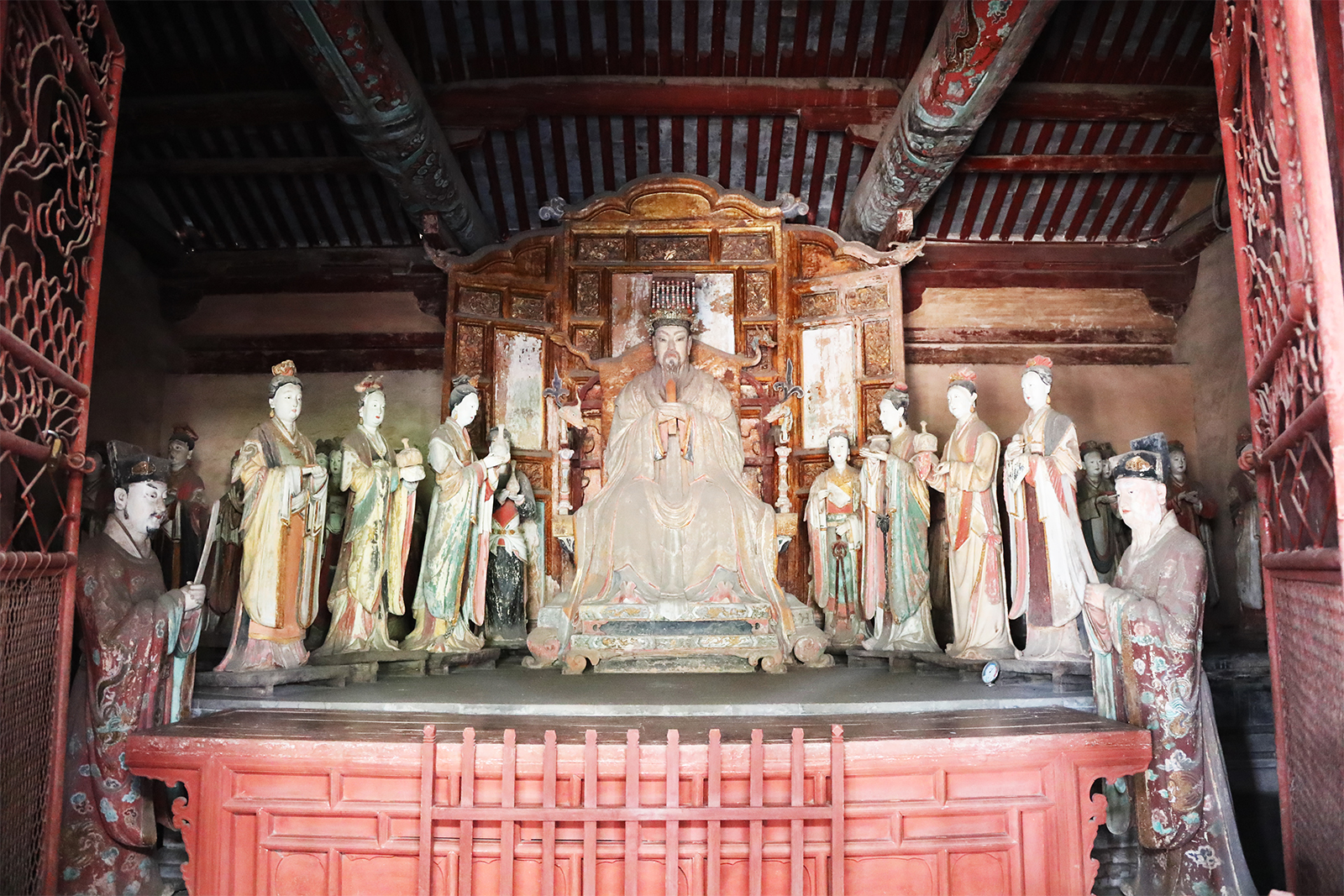 Colored statues in the Jade Emperor Hall of Jade Emperor Temple portray the Jade Emperor (center) and his officials. /CGTN