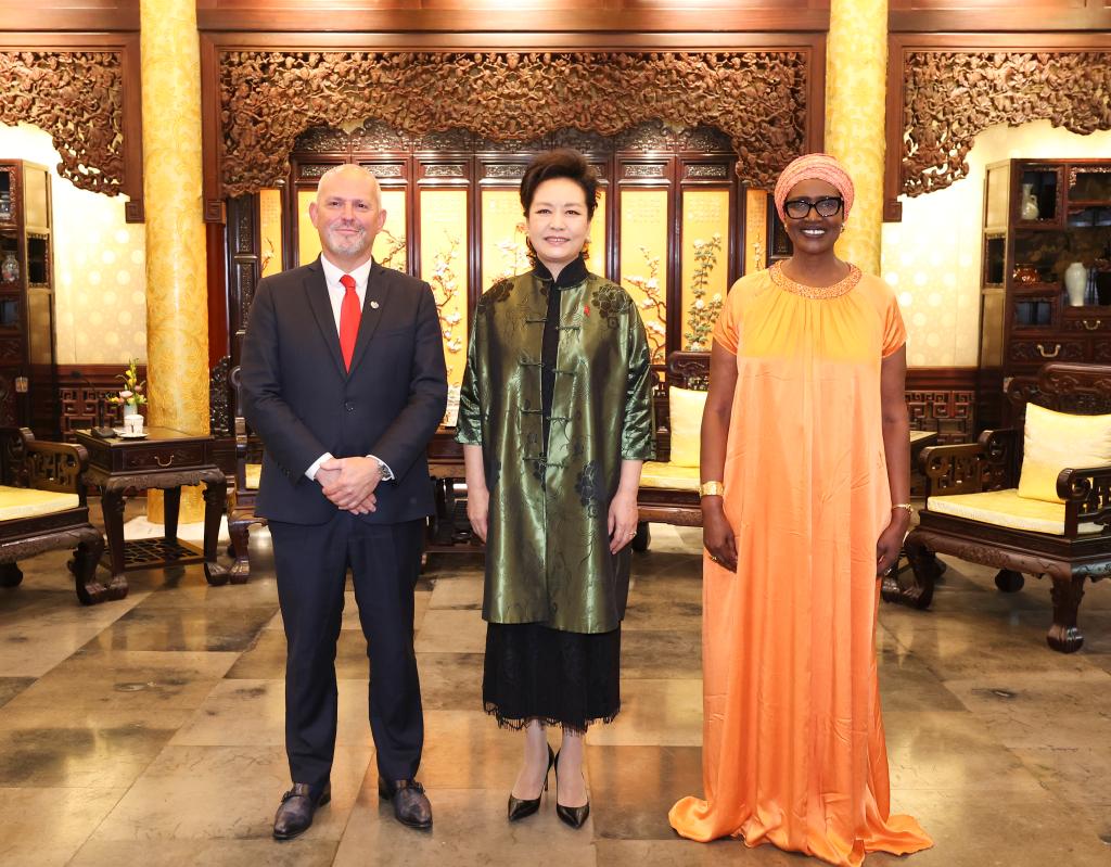 Peng Liyuan, wife of Chinese President Xi Jinping and a goodwill ambassador of the World Health Organization for tuberculosis and HIV/AIDS, meets with Winnie Byanyima, under-secretary-general of the United Nations and executive director of the Joint United Nations Program on HIV/AIDS, and Jerome Salomon, assistant director-general of WHO in Beijing, China, July 11, 2024. /Xinhua