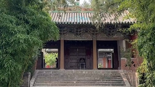 Historical statues welcome new visitors