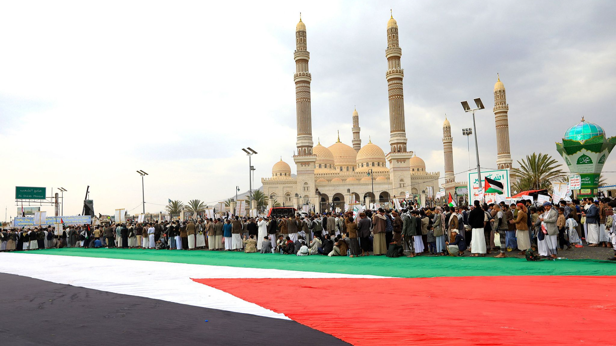 Yemenis gather around a giant Palestinian flag as they rally in the Houthi-run capital Sanaa, in solidarity with the Palestinians of Gaza, July 12, 2024. /CFP