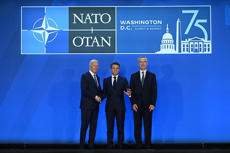French President Emmanuel Macron (C) is welcomed by U.S. President Joe Biden (L) and NATO Secretary General Jens Stoltenberg (R) as they attend the NATO 75th anniversary summit at the Walter E. Washington Convention Center in Washington, D.C., July 9, 2024. /CFP