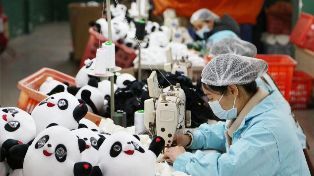Workers produce Bing Dwen Dwen merchandise at a toy factory in Jinjiang City, southeast China's Fujian Province, February 9, 2022. /Xinhua