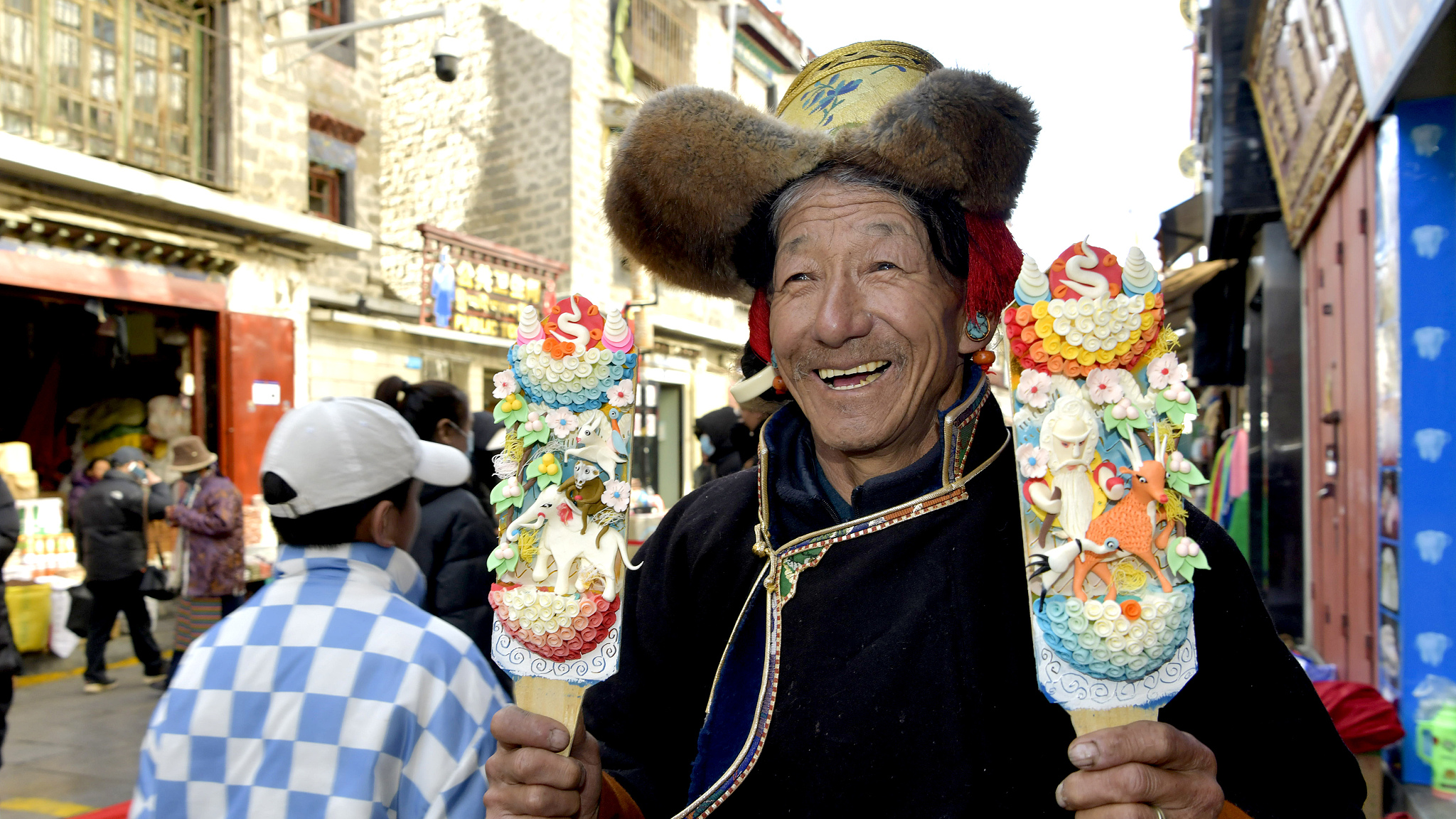 A craftsman showcases butter sculpture in Lhasa, southwest China's Xizang Autonomous Region, January 30, 2024. /CFP