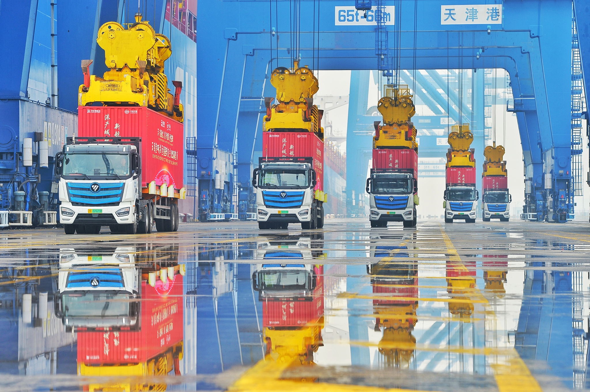 Vehicles load goods at the smart container terminal at Tianjin Port, Tianjin Municipality, north China, May 6, 2024. /CFP