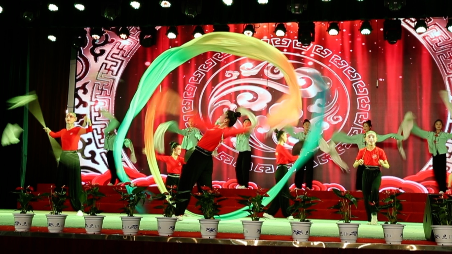 Students demonstrate basics of Shangdang wooden clapper opera