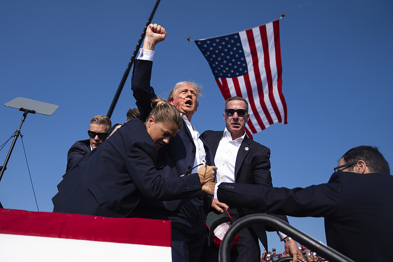 Presidential candidate former U.S. President Donald Trump is surrounded by U.S. Secret Service agents at a campaign rally in Butler, Pennsylvania, July 13, 2024. /CFP