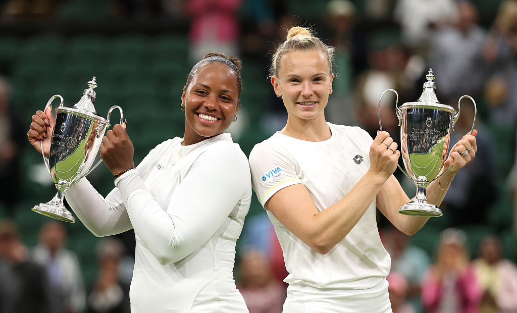 Taylor Townsend (L) of the United States and Katerina Siniakova of the Czech Republic hold their trophies after winning the Wimbledon women's doubles title at the All England Lawn Tennis and Croquet Club in London, United Kingdom, July 13, 2024. /CFP
