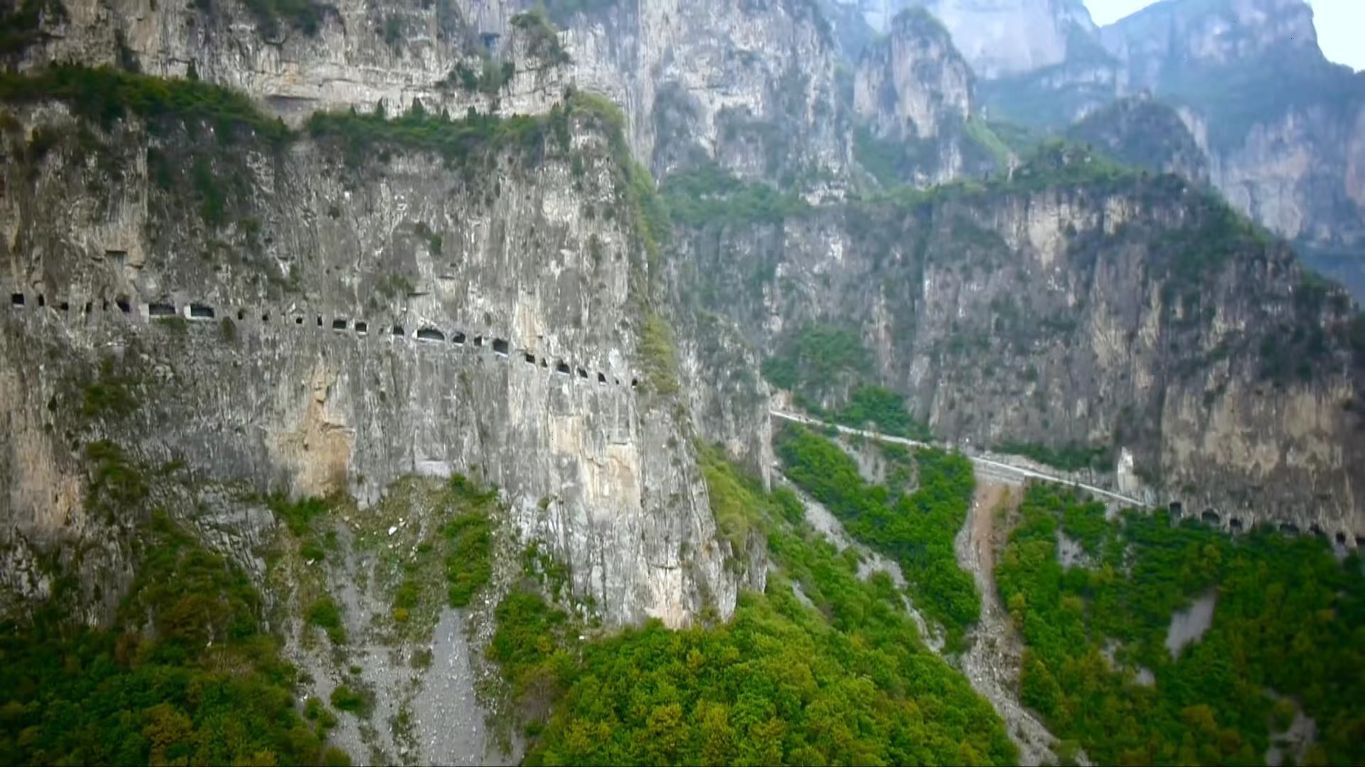 Xiyagou hanging road becomes thriving tourist destination