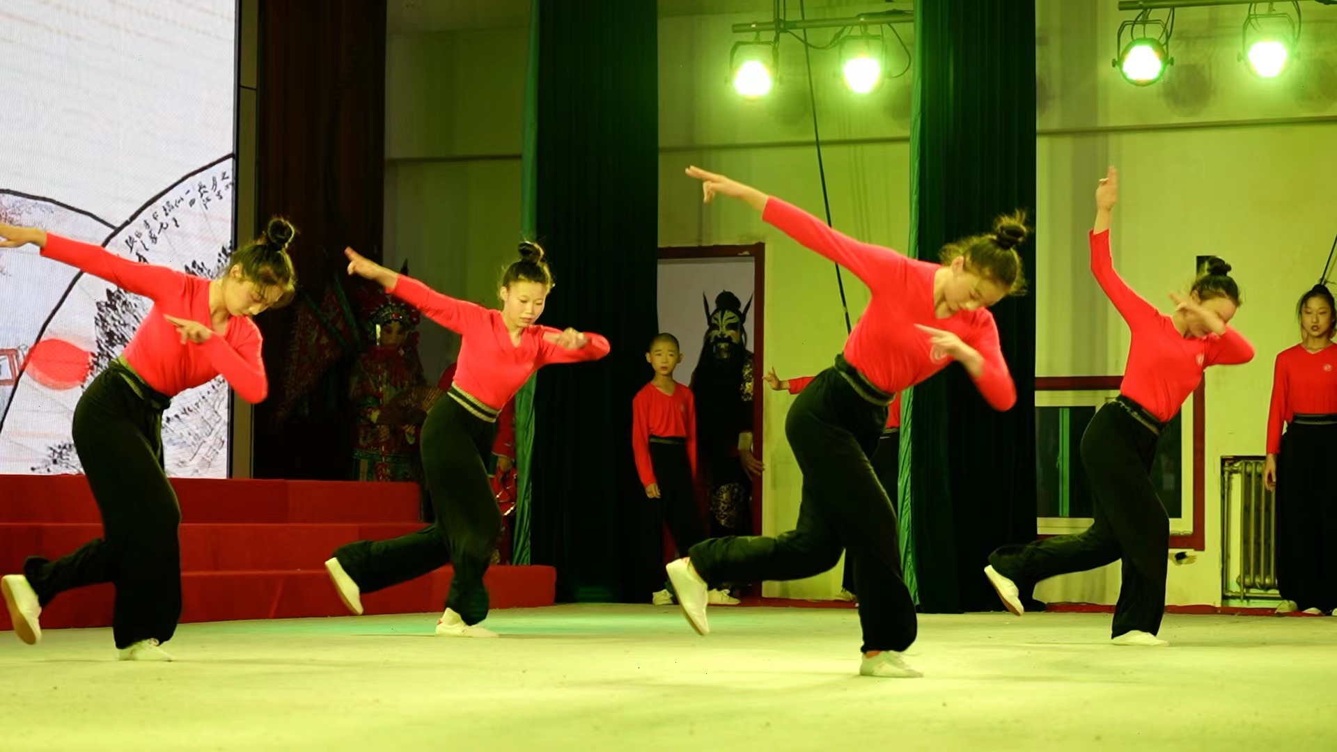 Young learners of Chinese clapper opera shine on stage