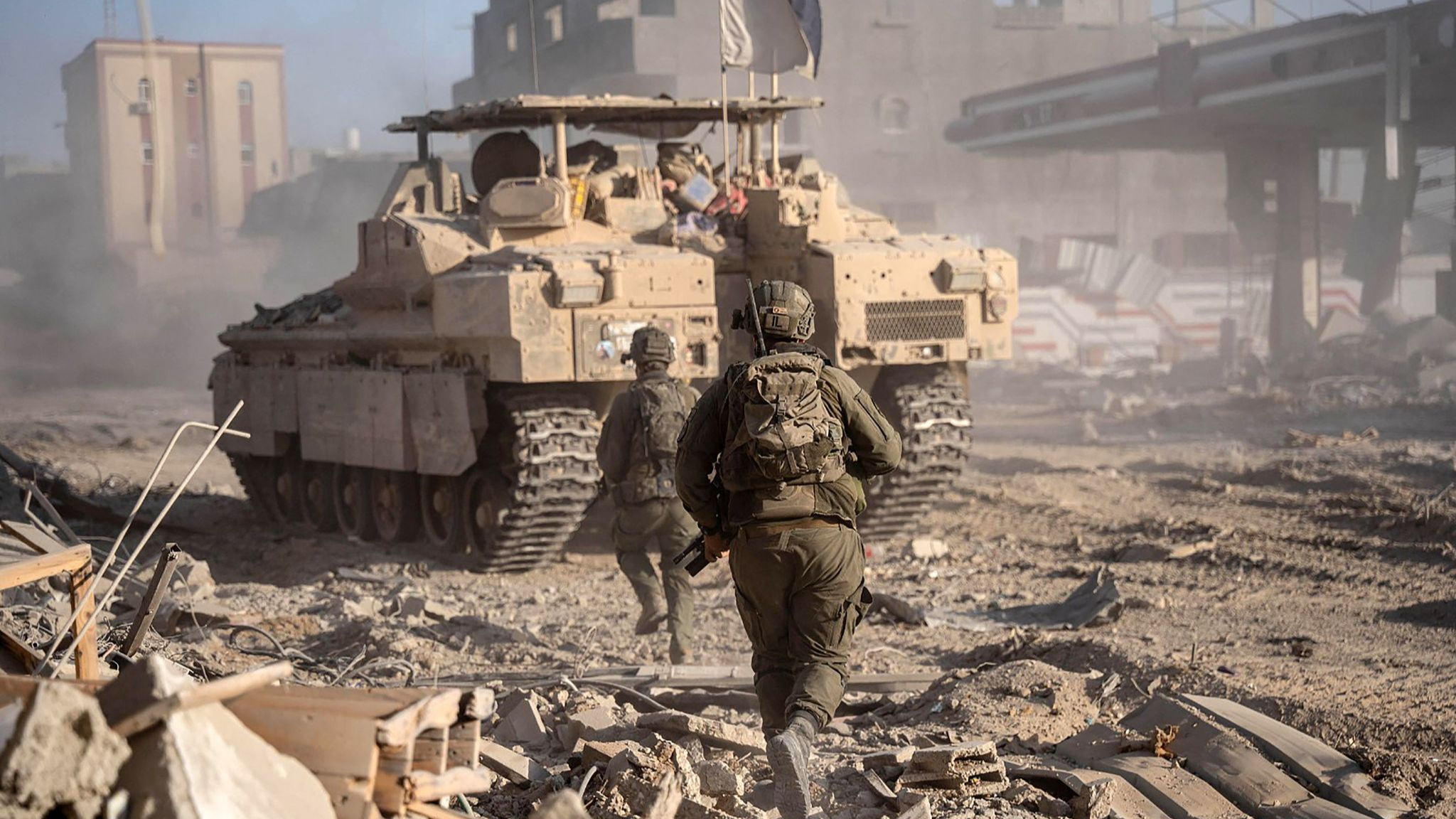 Israeli soldiers behind a tank in the Gaza Strip, July 14, 2024. /CFP