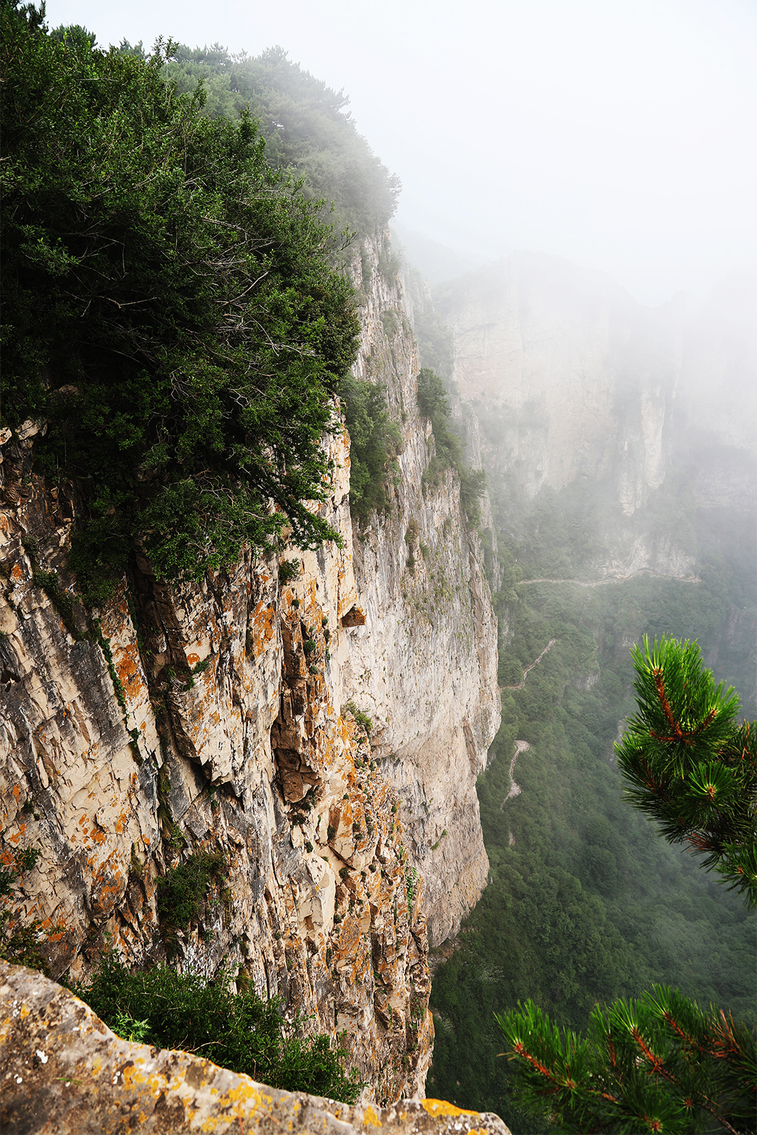 Wang Mang Ridge in the Taihang Mountains is famed for its precipitous cliffs. /CGTN