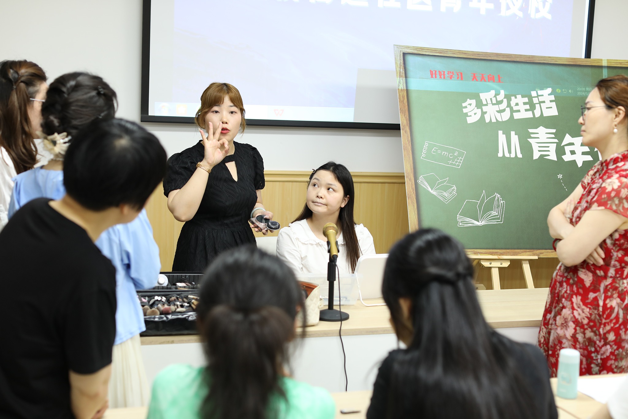 Students enrolled in a night school course receive a makeup lesson in Chongqing, May 23, 2024. /CFP