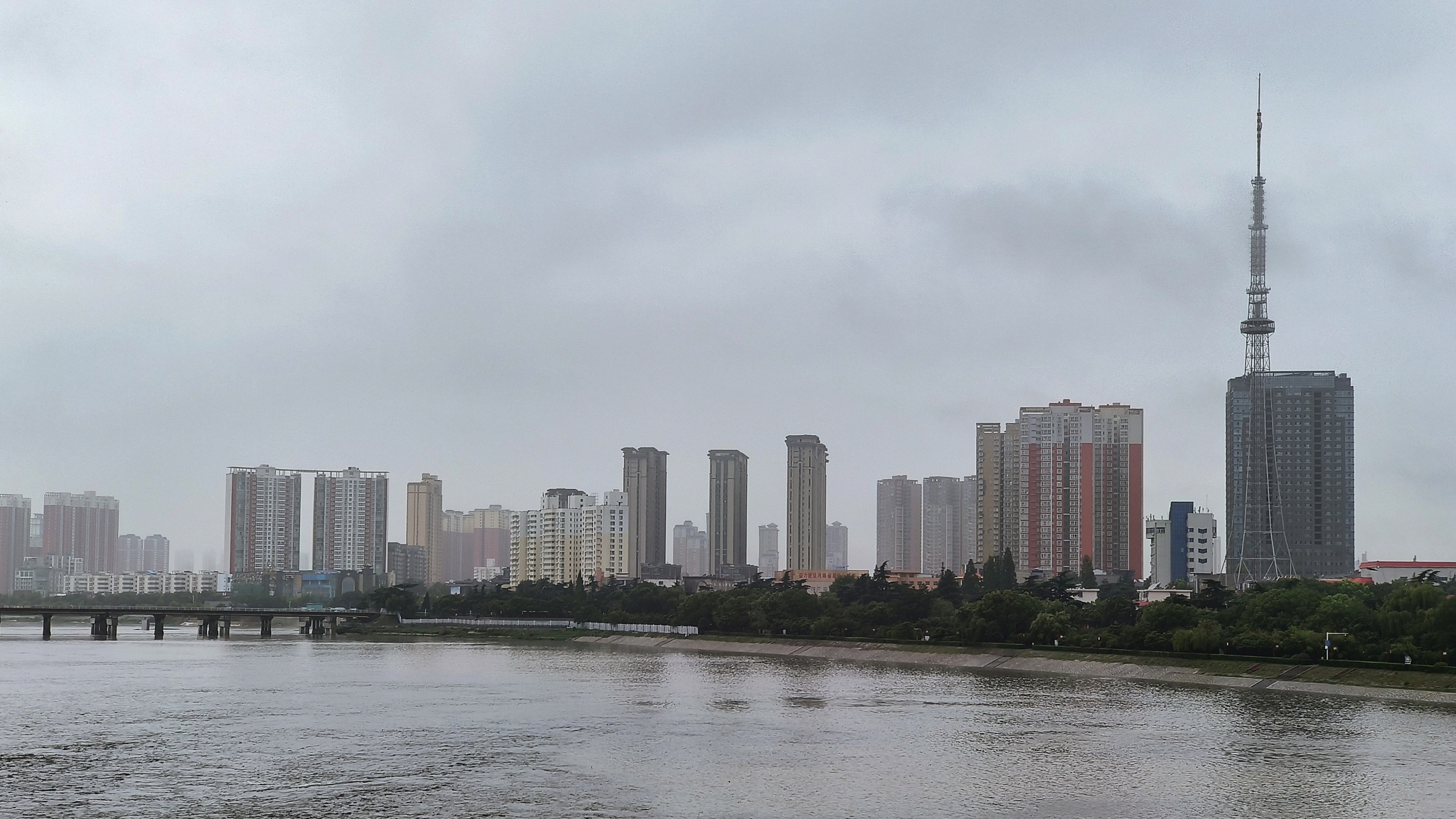 Continuous rainfall has led to a rise in the water levels of the Baihe River in Nanyang City, central China's Henan Province, July 15, 2024. /CFP