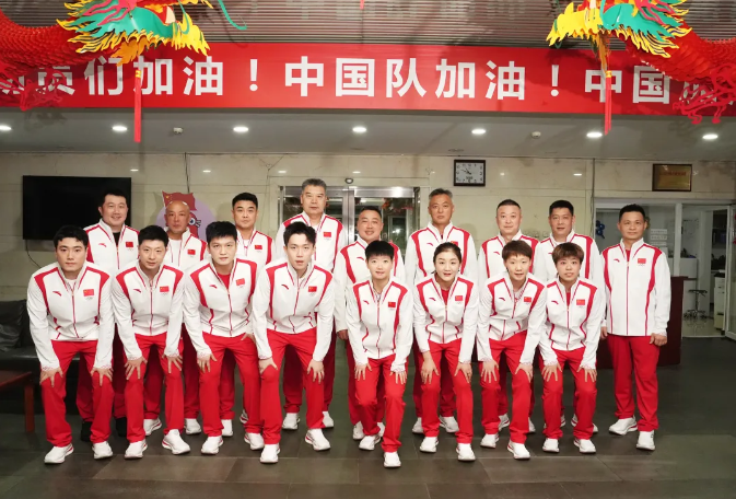 Players and coaches of the Chinese national table tennis team pose for a photo before departing for Paris in Beijing, July 14, 2024. /CMG