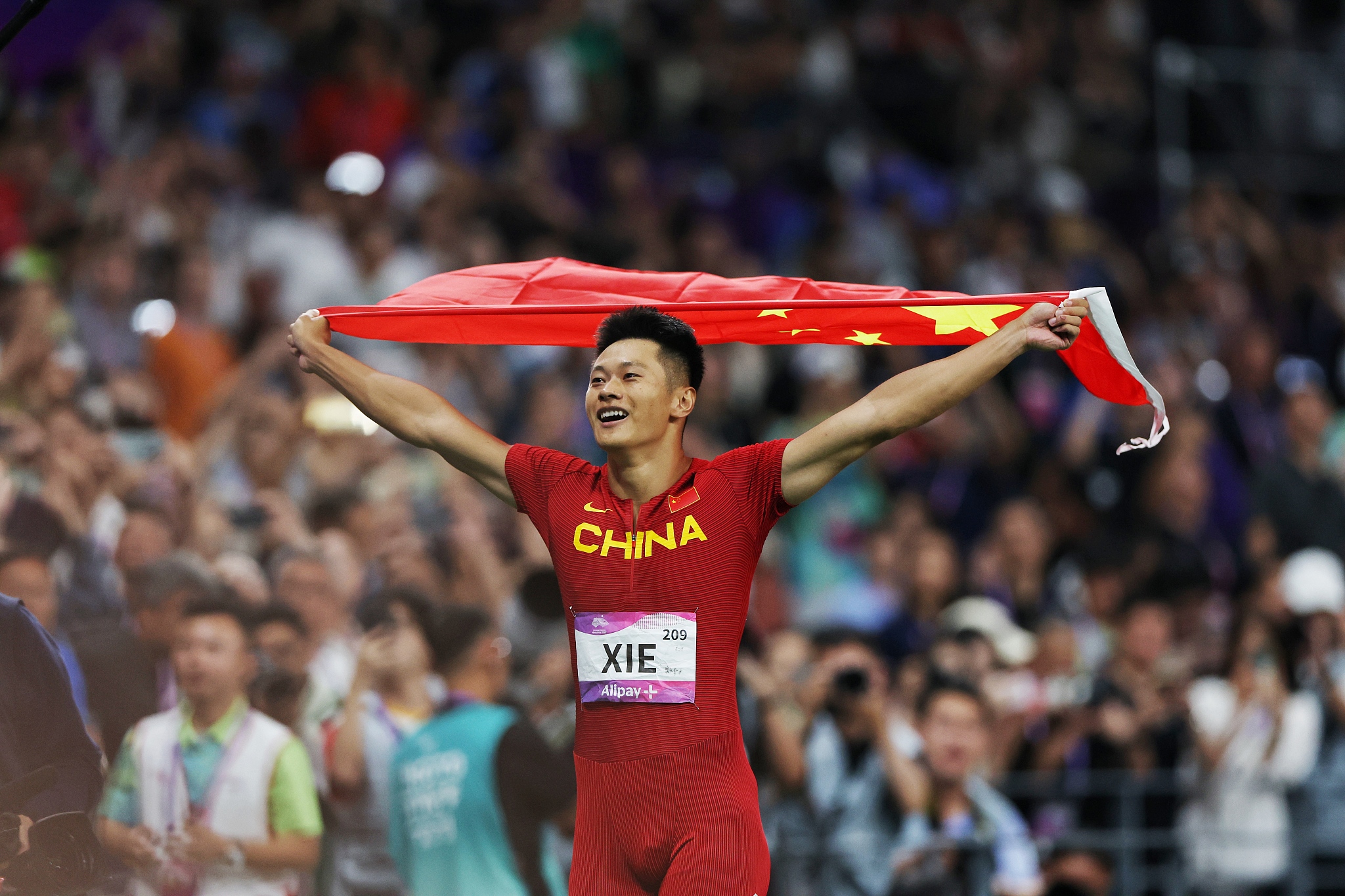 Xie Zhenye of China celebrates after winning the men's 100-meter gold medal at the 19th Asian Games in Hangzhou, east China's Zhejiang Province, September 30, 2023. /CFP