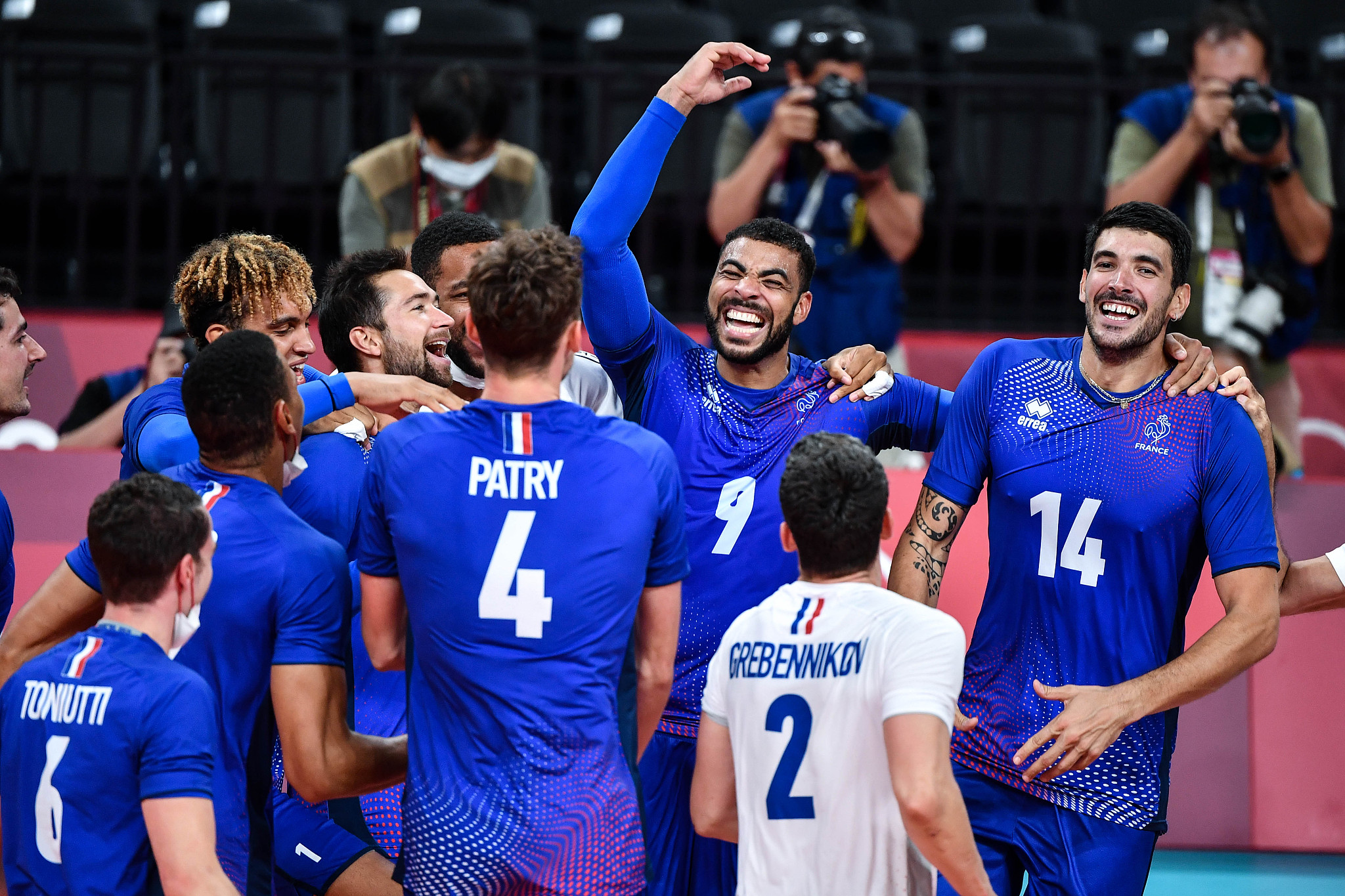 Players of France celebrate their 3-2 victory over the Russian Olympic Committee in the men's volleyball final at the Tokyo Olympic Games in Tokyo, August 7, 2021. /CFP