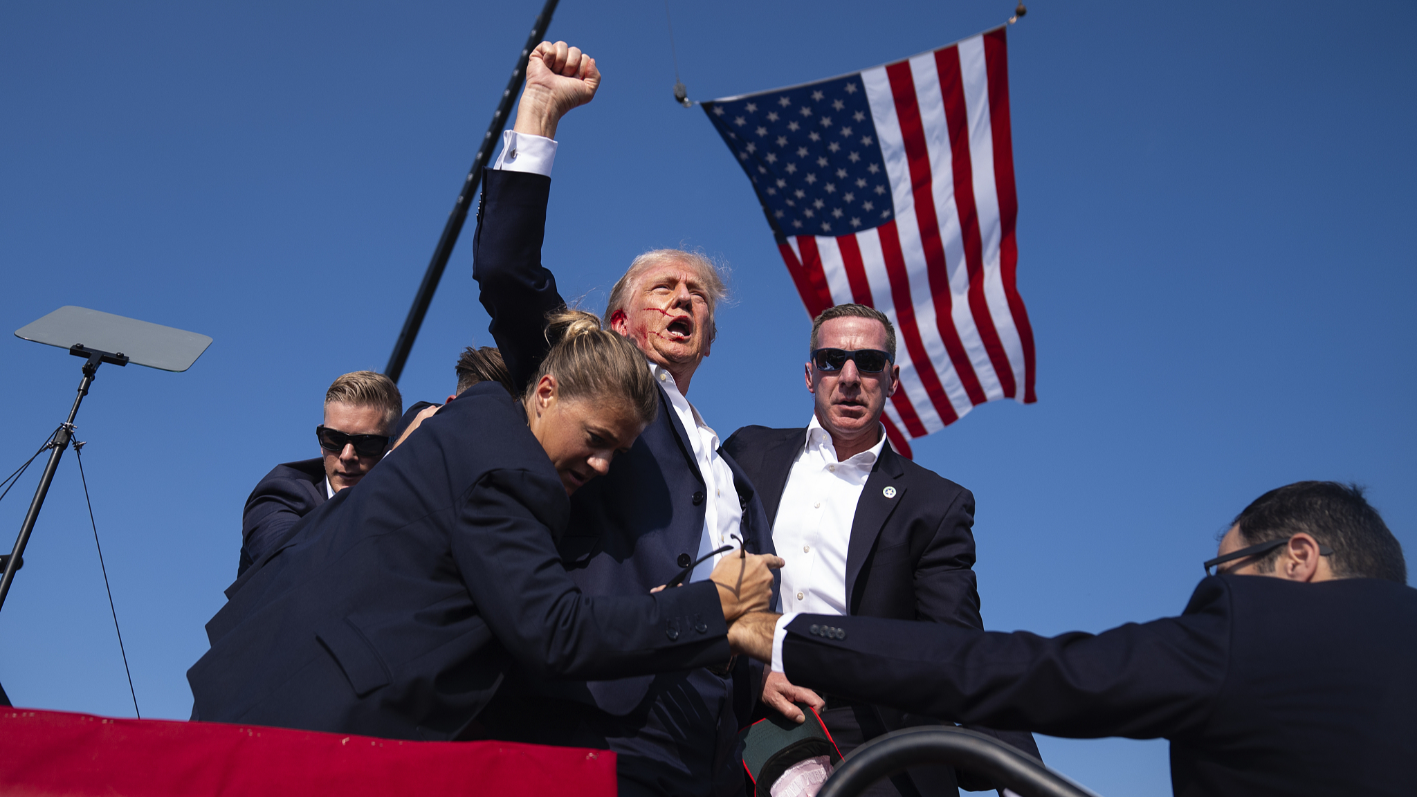 Former U.S. President and 2024 Republican presidential candidate Donald Trump is surrounded by U.S. Secret Service agents at a campaign rally in Butler, Pennsylvania, July 13, 2024. /CFP