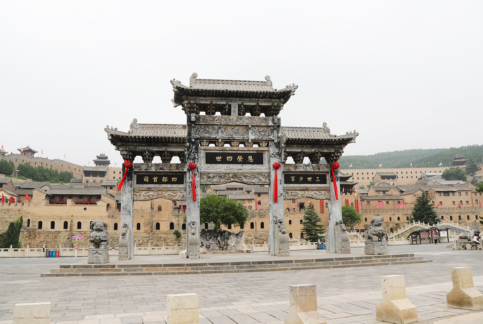 The memorial archway at the entrance to Xiangyu Ancient Castle /CGTN