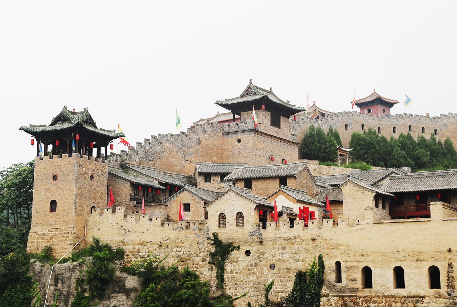 The architecture of Xiangyu Ancient Castle is orderly and harmonious. /CGTN