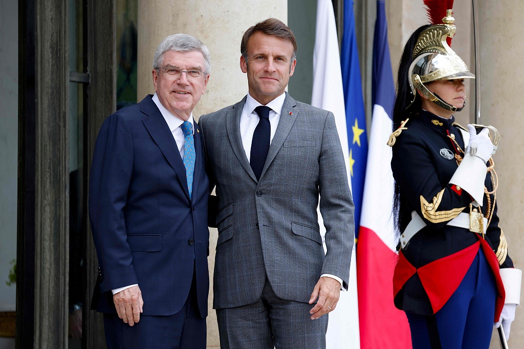 French President Emmanuel Macron (C) and IOC President Thomas Bach (L) pose for a photo prior to their meeting at the Elysee Palace in Paris, France, July 16, 2024. /CFP