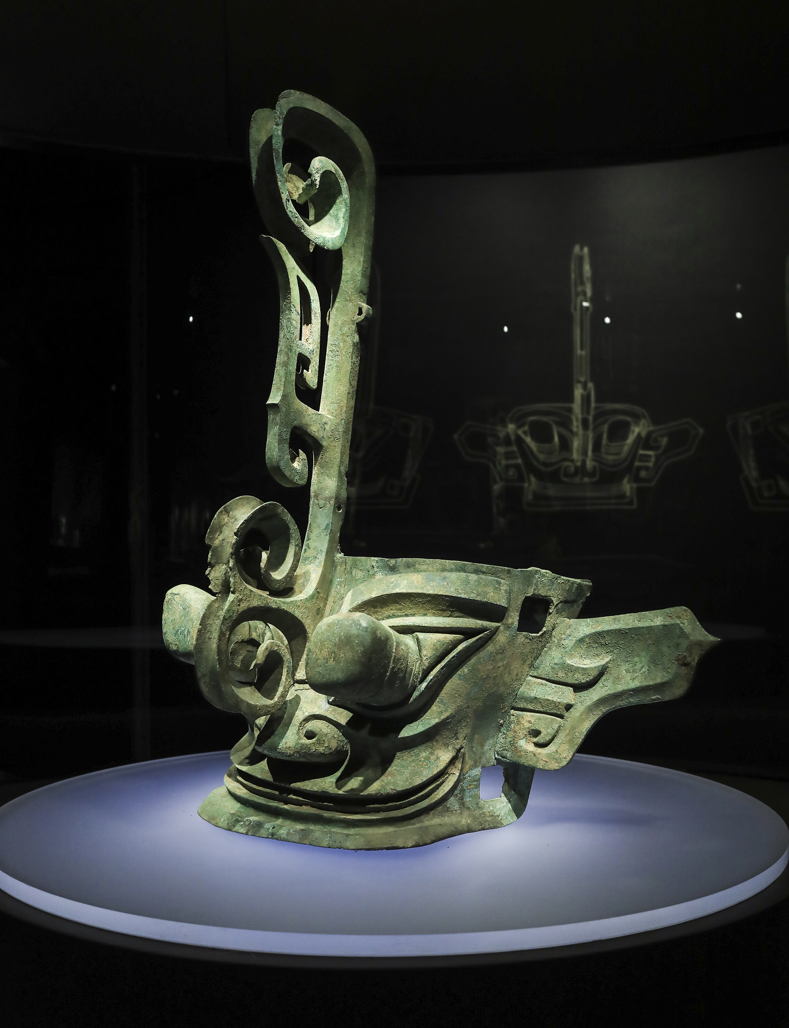 A photo taken on April 28, 2021, shows a bronze mask in the Sanxingdui Museum. /CFP