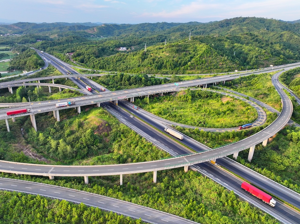 A comprehensive transportation system has been built in Guangchang County, Jiangxi Province. /IC