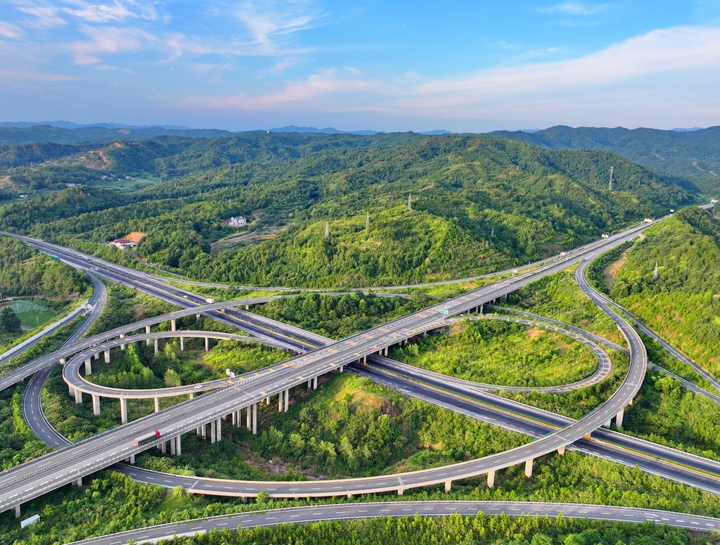 A comprehensive transportation system has been built in Guangchang County, Jiangxi Province. /IC