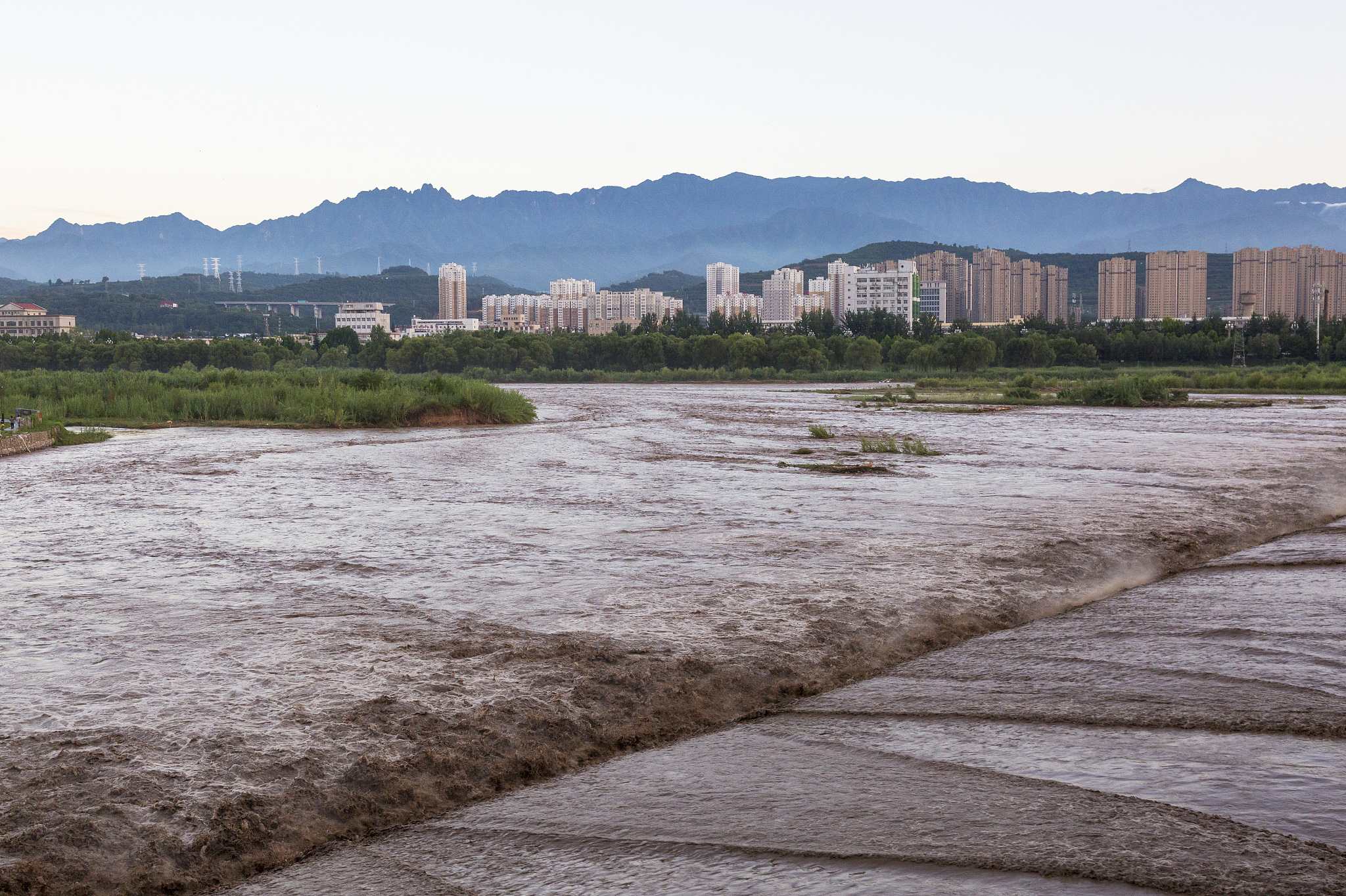 The Weihe River surges after heavy rains in Baoji, northwest China's Shaanxi Province, July 17, 2024. /CFP
