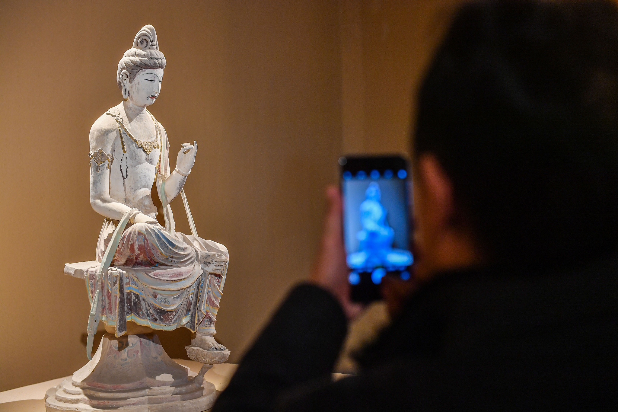 A photo taken on December 15, 2019 in Beijing shows a scaled-down 3D printed replica of a Bodhisattva statue from Cave 328 of the Dunhuang Mogao Grottoes. /CFP