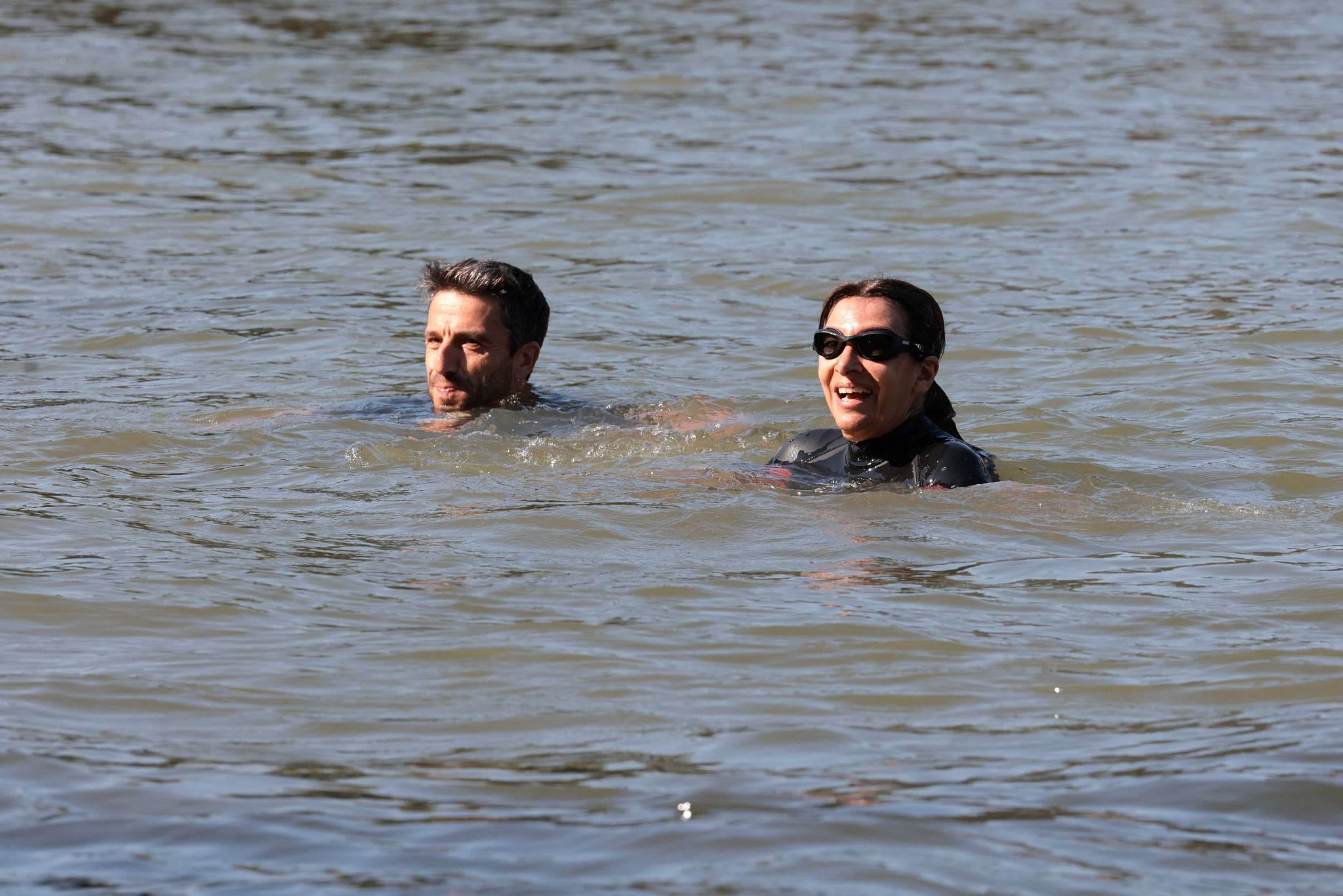 Anne Hidalgo (R), mayor of Paris, and Tony Estanguet, president of the Paris 2024 Organizing Committee for the Olympic and Paralympic Games swim in the River Seine in Paris, France, July 17, 2024. /CFP