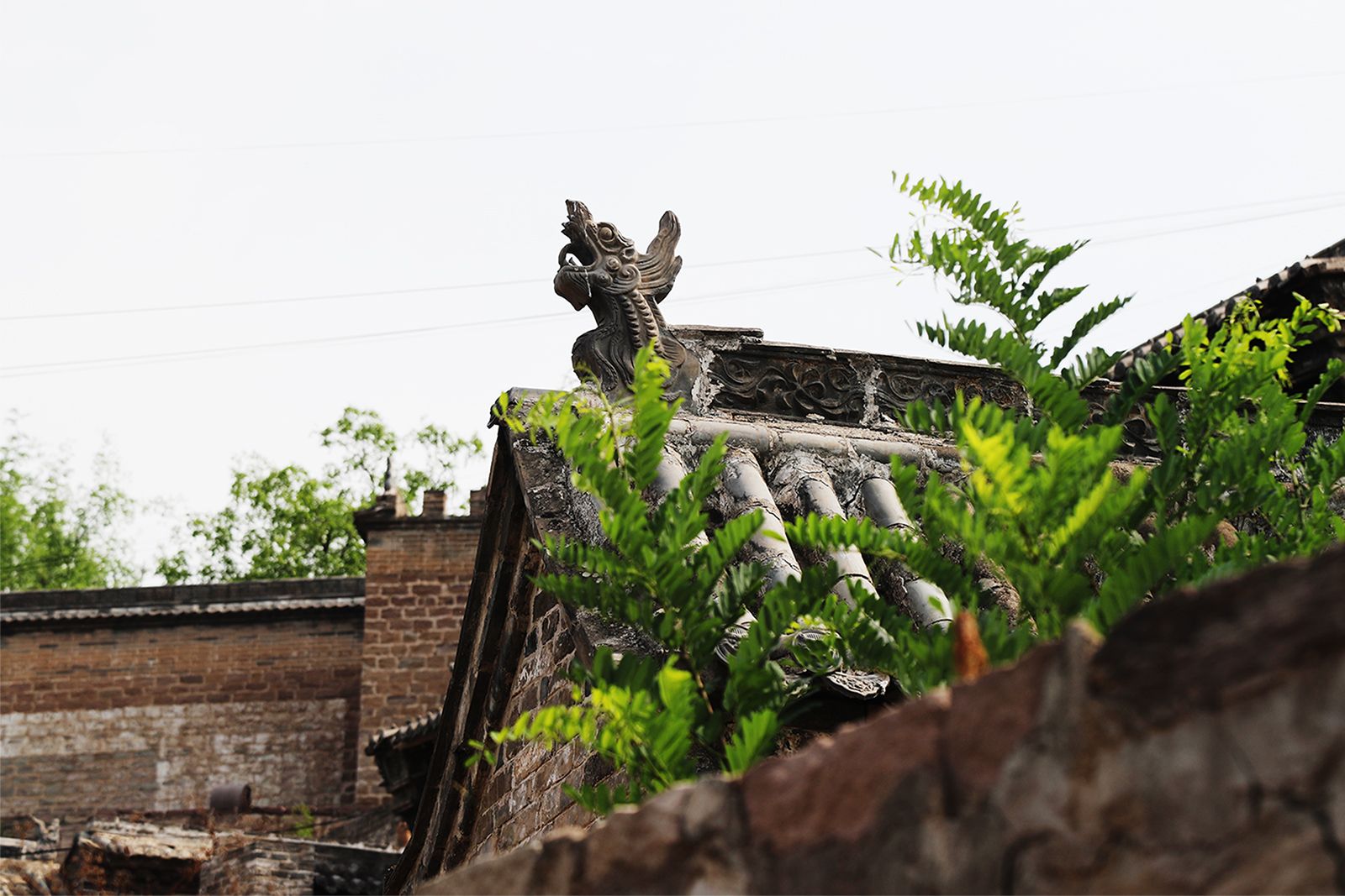The roofs of houses in Lijiashan Village feature elaborate stone carvings. /CGTN