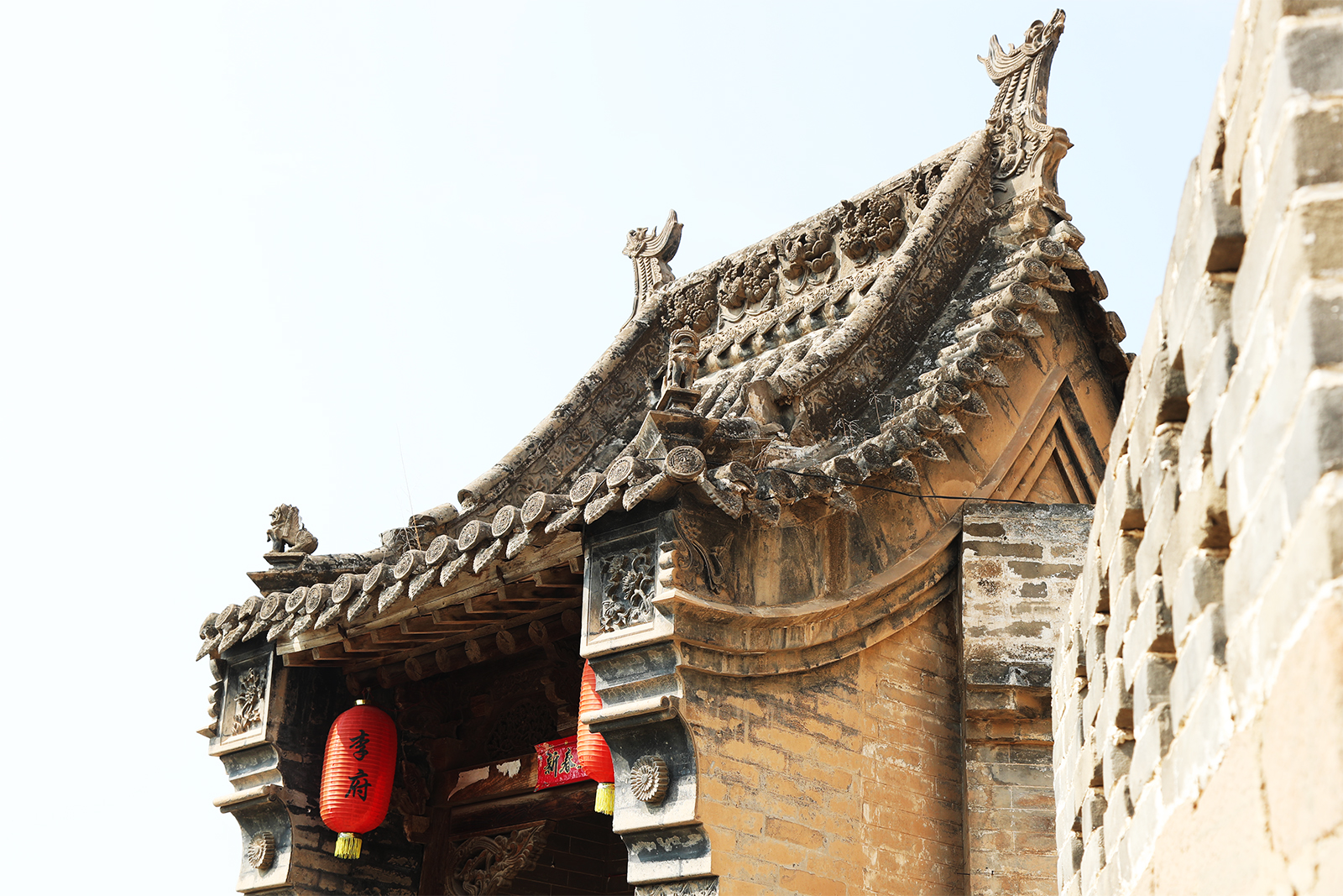 The roofs of houses in Lijiashan Village feature elaborate stone carvings. /CGTN