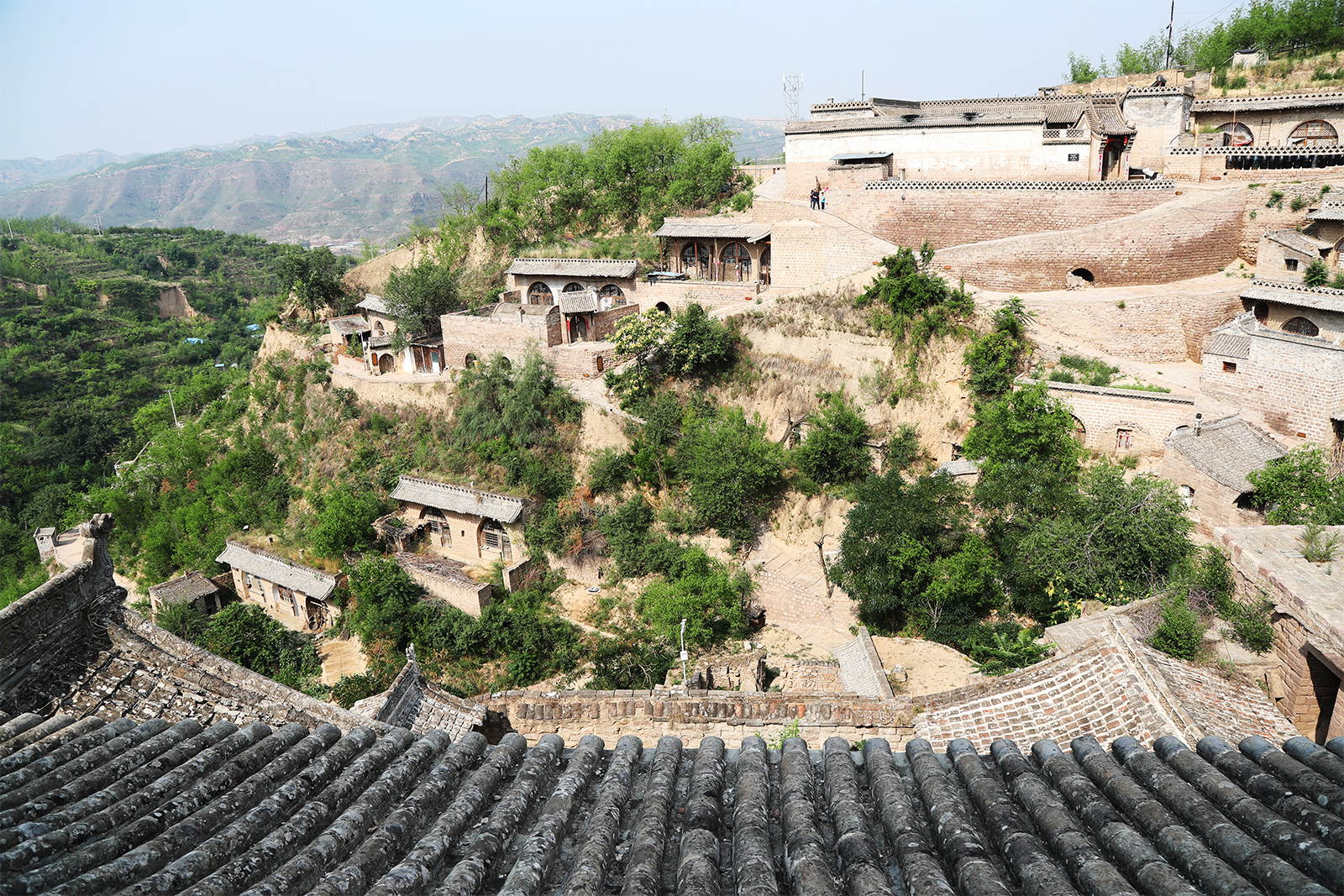 Lijiashan Village features traditional houses built along the mountainside. /CGTN