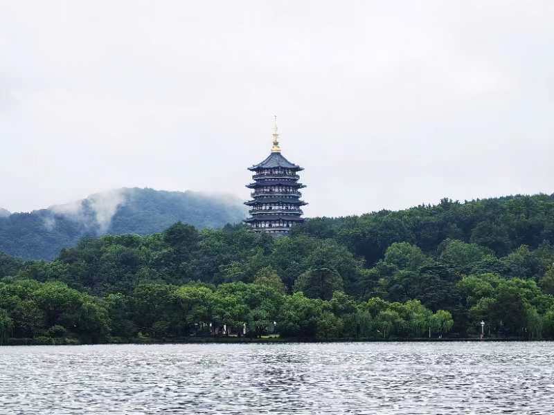 Poets gather at the West Lake in east China's Hangzhou City on the first day of the festival, July 19, 2024. /CGTN