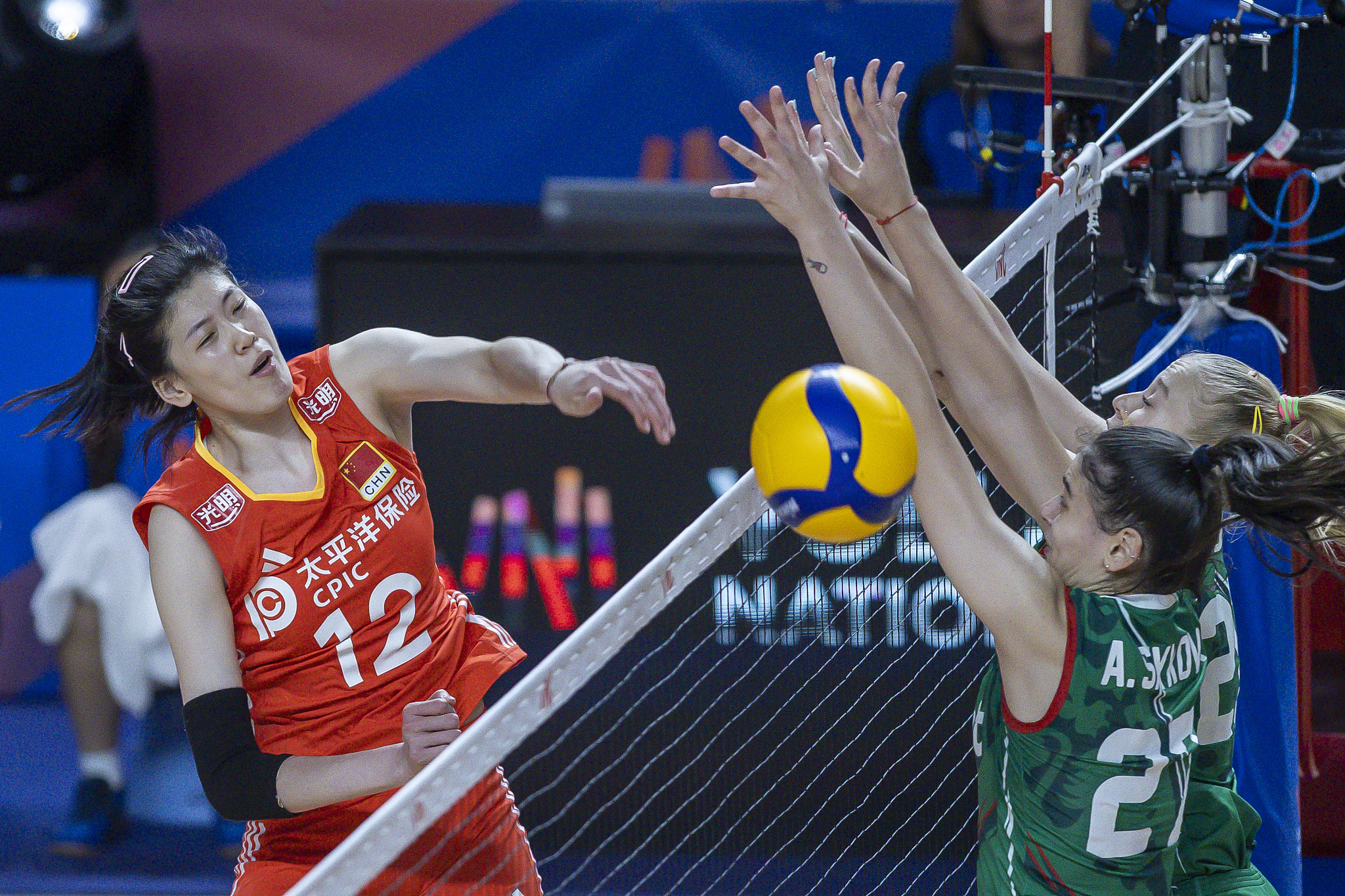Li Yingying (L) of China spikes in the FIVB Women's Nations League match against Bulgaria in China's Hong Kong Special Administrative Region, June 11, 2024. /CFP