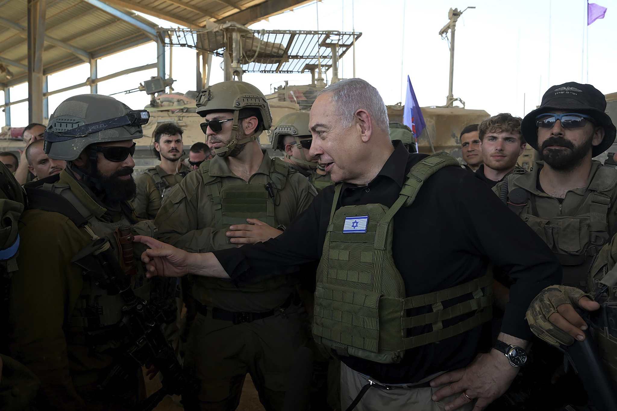 Israeli Prime Minister Benjamin Netanyahu (R2) makes a surprise visit to Israeli soldiers in the southern city of Rafah in the Gaza Strip, July 18, 2024. /CFP