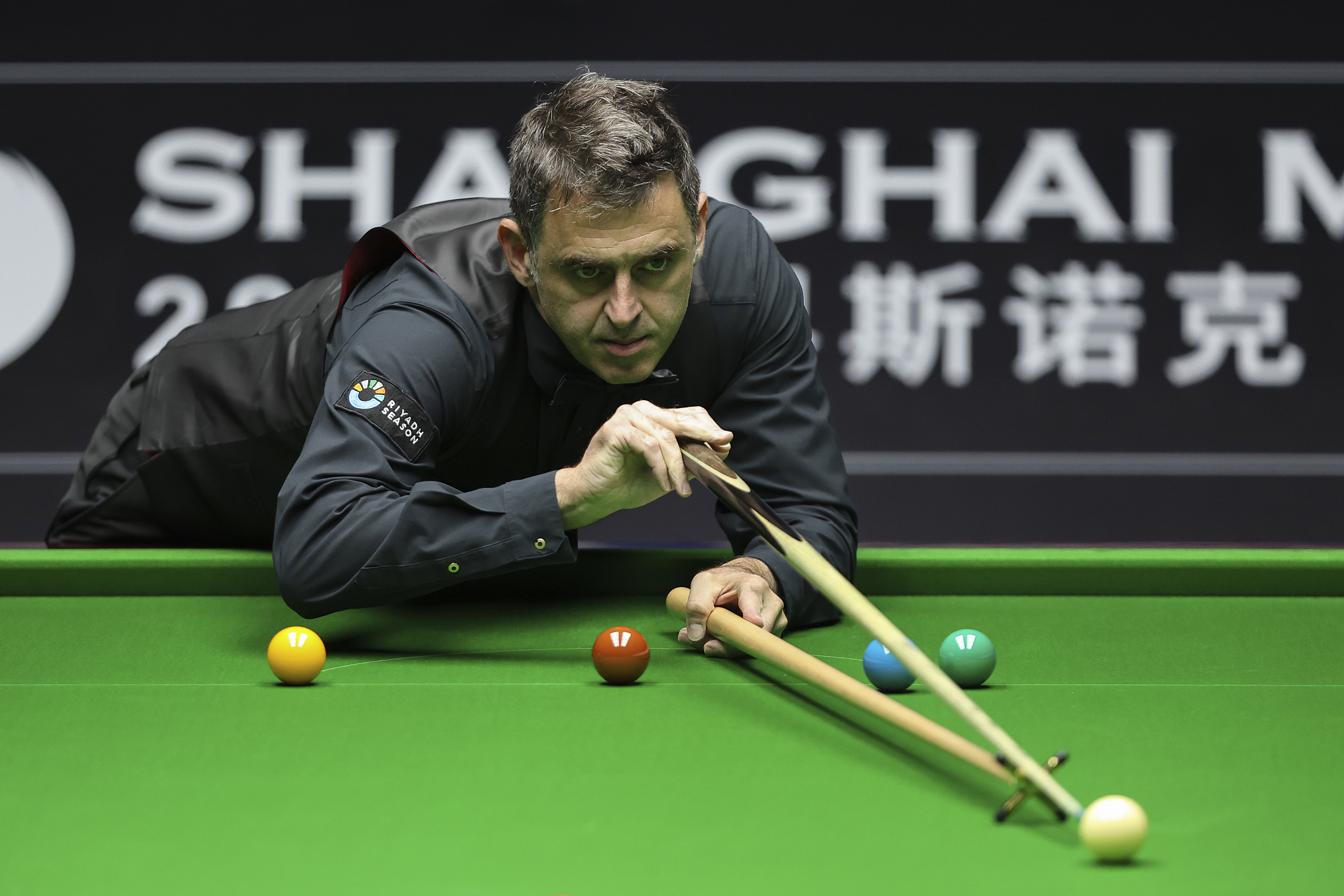 Ronnie O'Sullivan of England competes in the Shanghai Masters quarterfinals against Ding Junhui of China in east China's Shanghai Municipality, July 18, 2024. /CFP