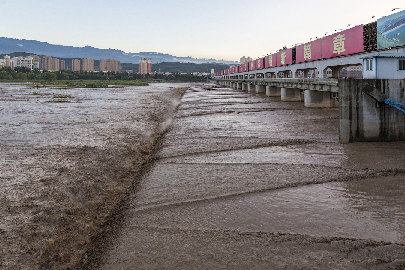 The water level of the Weihe River surges in Baoji City, Shaanxi Province, northwest China, July 17, 2024. /CFP