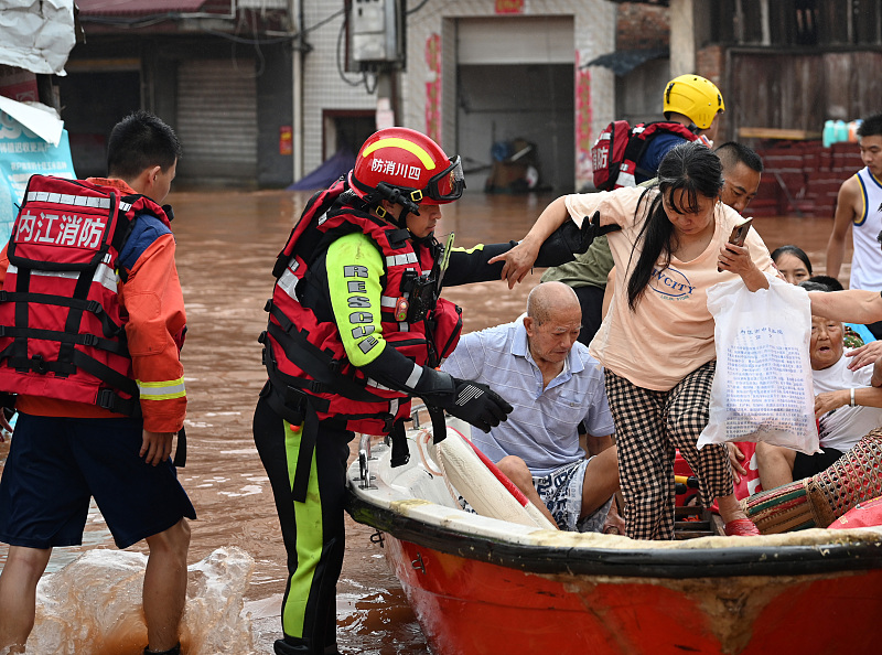 Rescue teams transfer trapped people to a safe position in Tianjia Township of Dongxing District, Neijiang, southwest China's Sichuan Province, July 14, 2024. /CFP