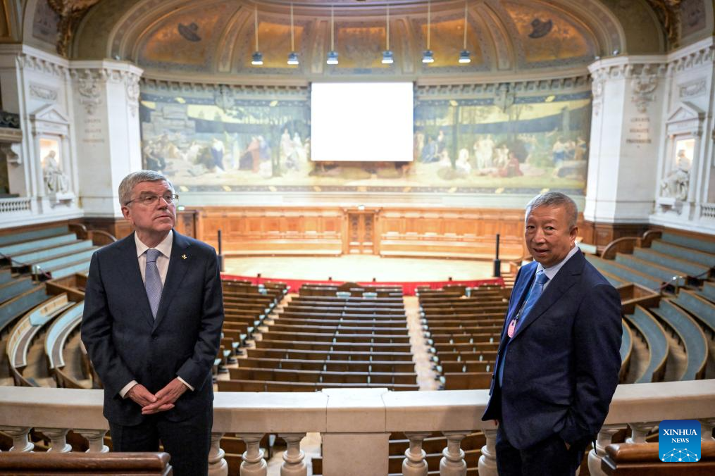 IOC President Thomas Bach (L) and IOC Vice President Ser Miang Ng visit the Sorbonne University in Paris, France, July 19, 2024. /Xinhua