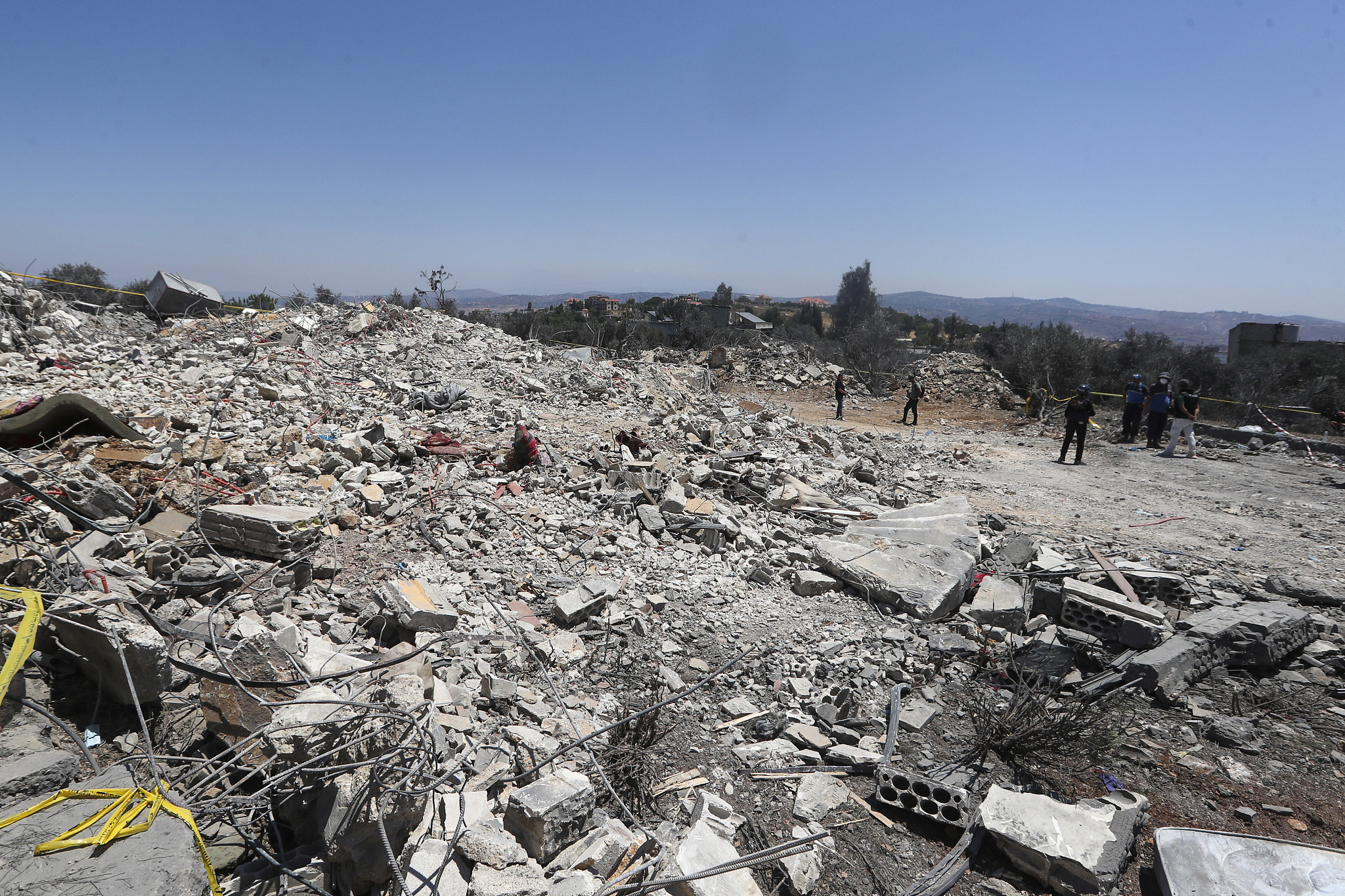 People inspect a destroyed building that was hit by an Israeli airstrike late on Thursday, in the southern village of Jmaijmeh, Lebanon, July 19, 2024. /CFP