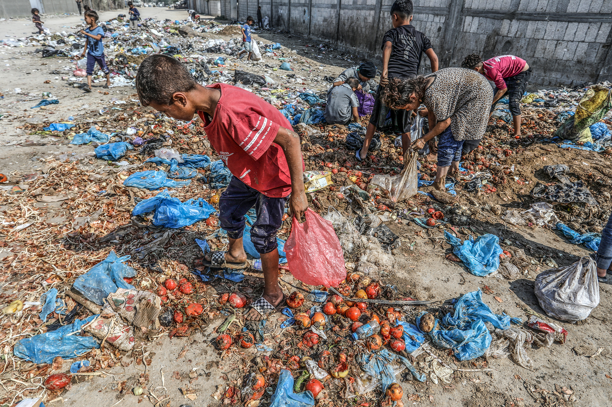 Children look for food in the garbage as thousands of Palestinians living in the Gaza Strip lack access to adequate food and clean water, in Deir al-Balah, Gaza, July 15, 2024. /CFP