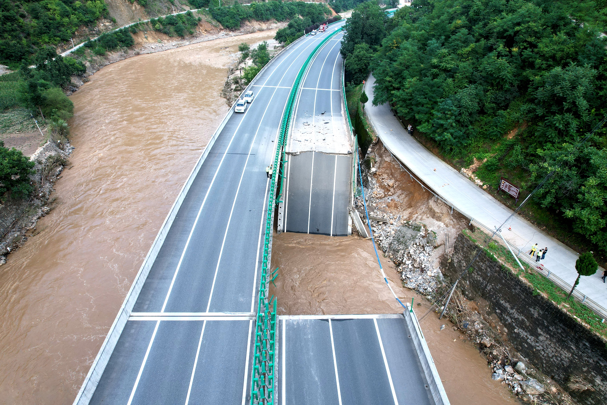 Site of a bridge collapse in northwest China's Shaanxi Province, July 20, 2024. /CFP