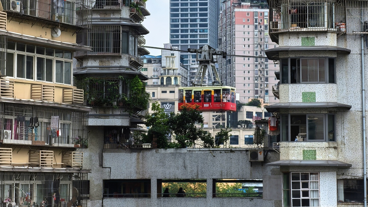 Yangtze River Cableway, an 'aerial bus' tour of Chongqing